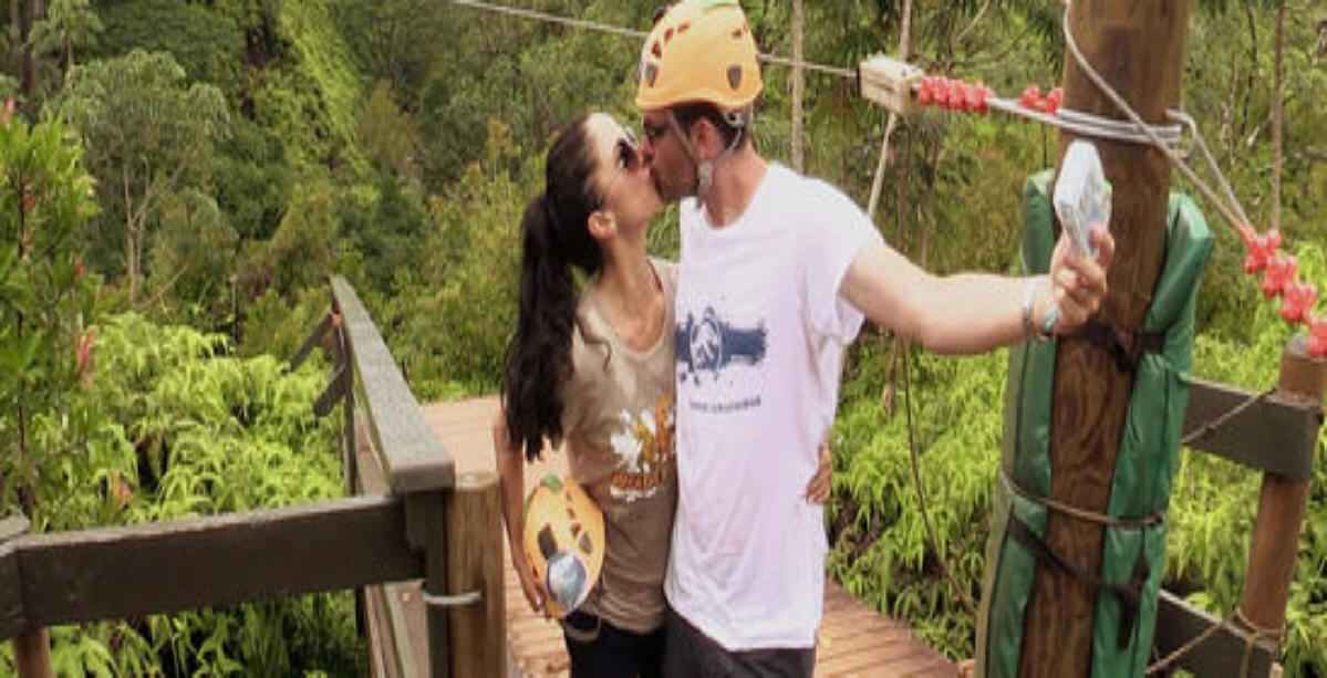 Couple-kissing_rope_bridge